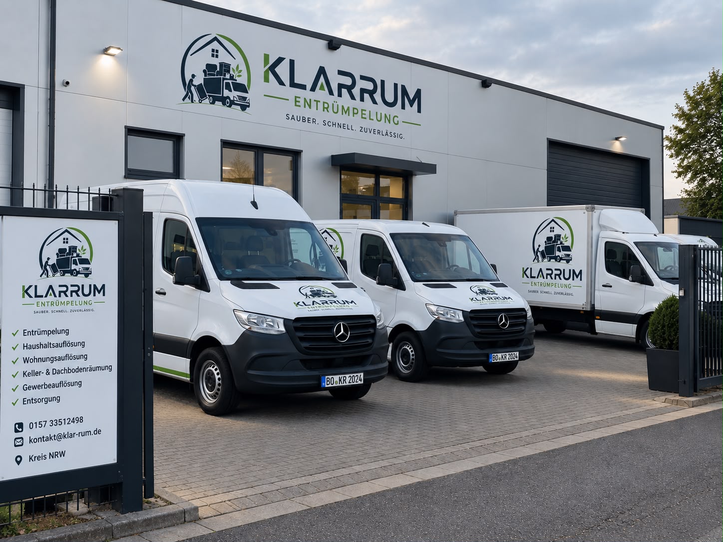 Firmensitz von Klarrum Entrümpelung mit drei beschrifteten Transportern